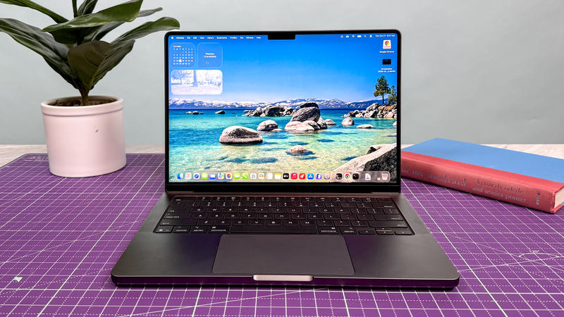MacBook Pro M5 Max - Arka Görünüm